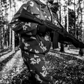 Занятия по тактической подготовке в военно-патриотическом лагере «Юнармеец». Фото: Юрий Белят / «МБХ медиа»